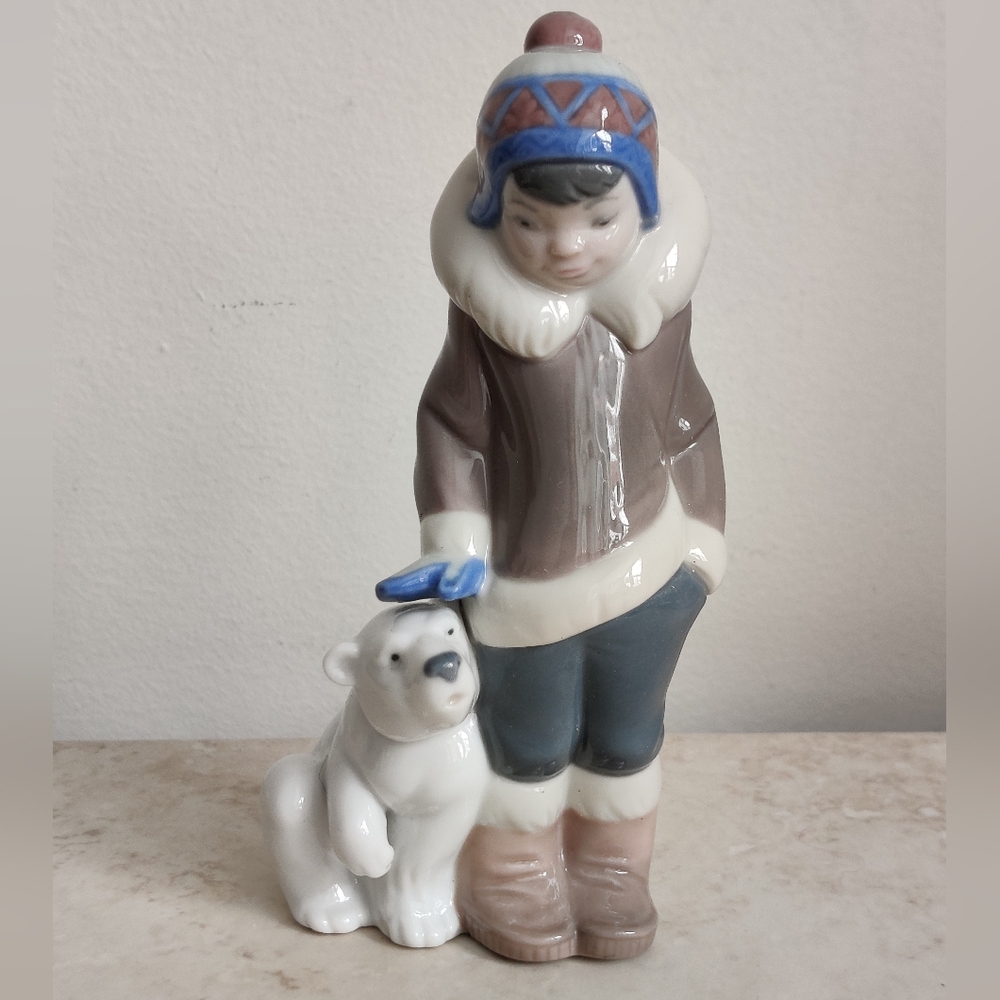 Lladro "Eskimo Riders" Inuit Boy with a cub Porcelain Figurine - Picture 7 of 14